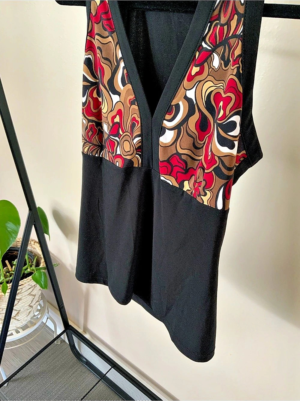 Vintage INC International Concepts Abstract V-Neck Tank Black & Red Medium